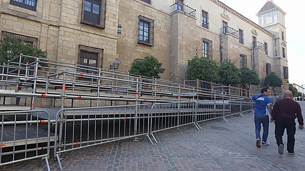 Palcos en la calle Torrijos