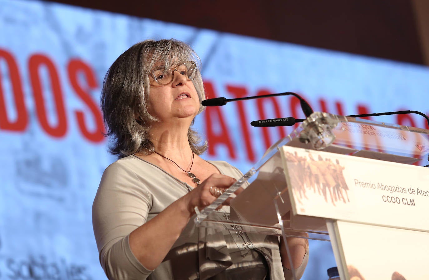 Joan Manuel Serrat recibe con emoción el Premio Abogados de Atocha 2023 en Toledo, en imágenes