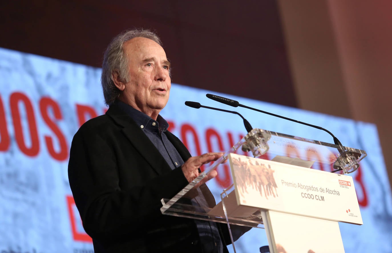 Joan Manuel Serrat recibe con emoción el Premio Abogados de Atocha 2023 en Toledo, en imágenes