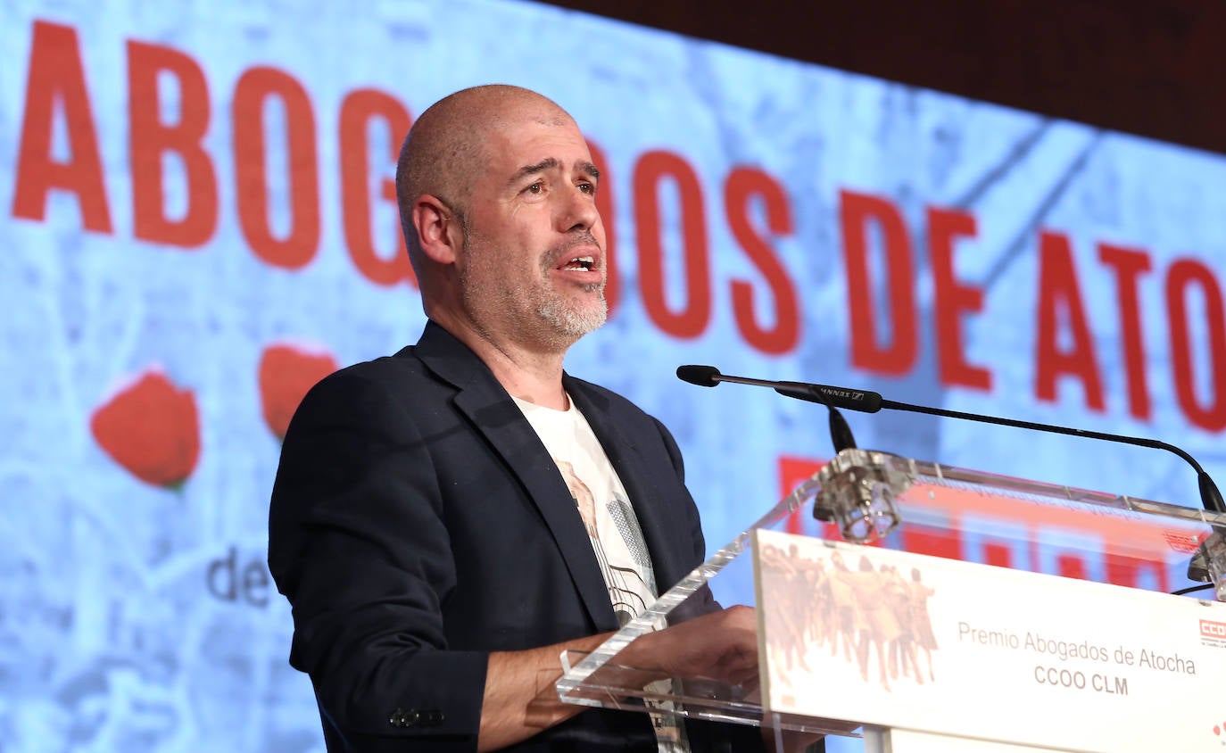 Joan Manuel Serrat recibe con emoción el Premio Abogados de Atocha 2023 en Toledo, en imágenes