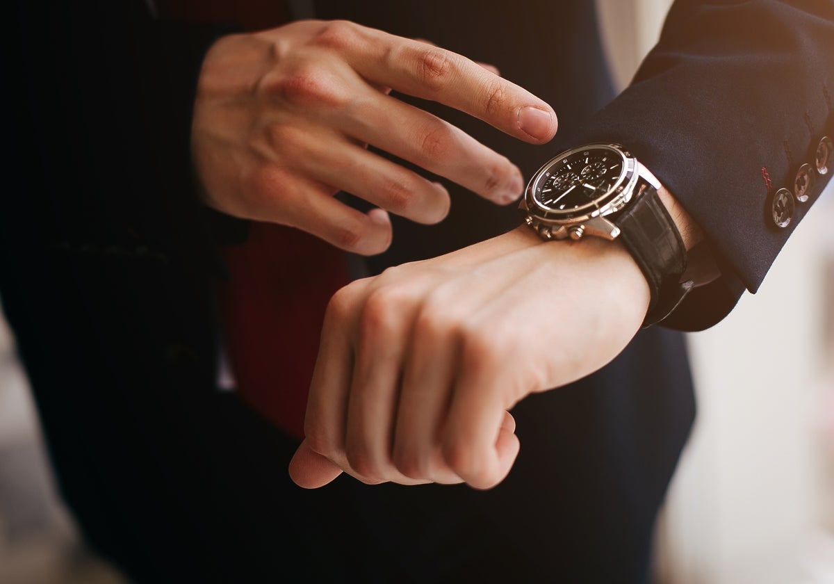 Fotografía de una persona mirando su reloj