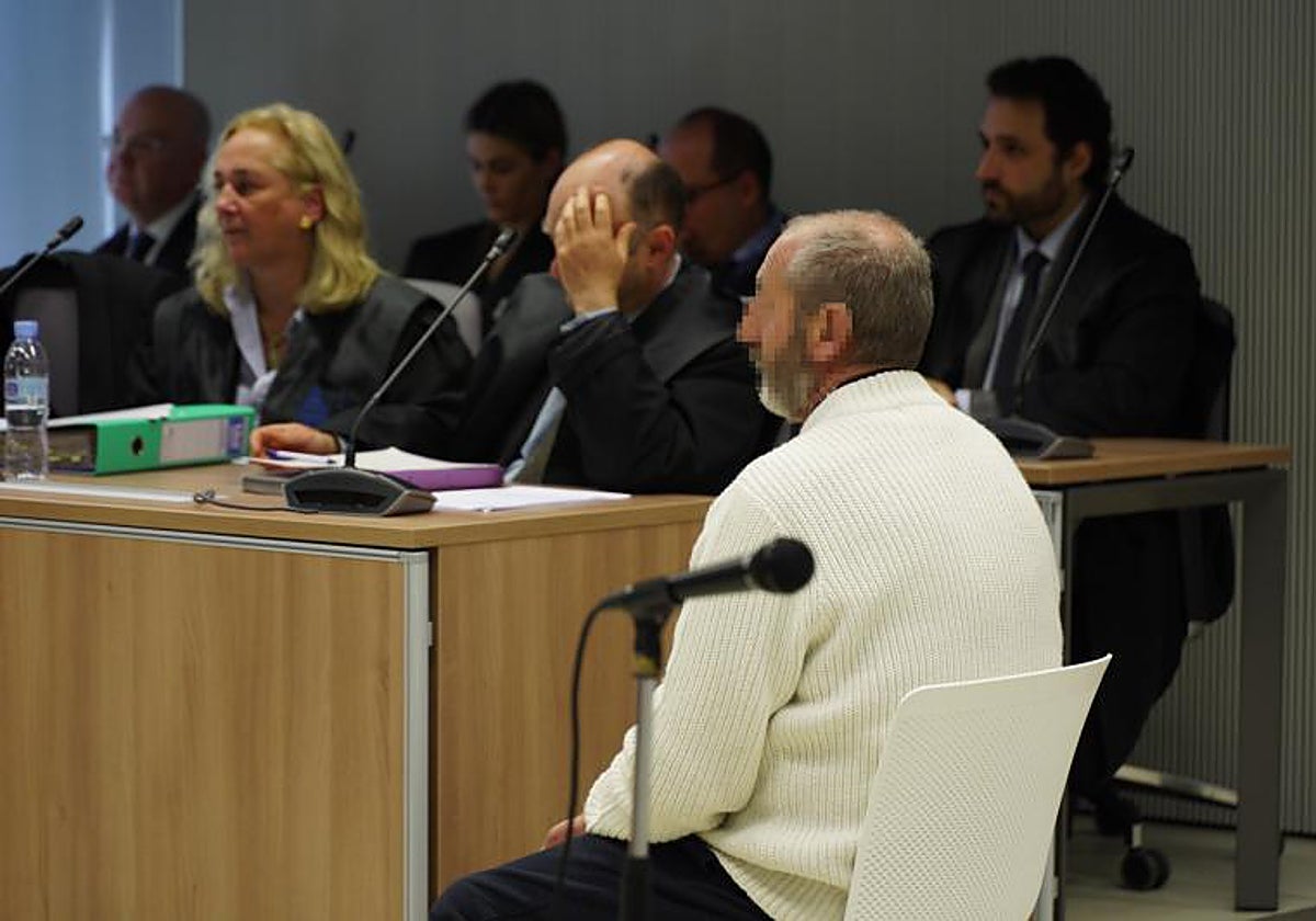 Francisco Javier Almeida, el acusado, durante el primer día de juicio en la Audiencia de La Rioja