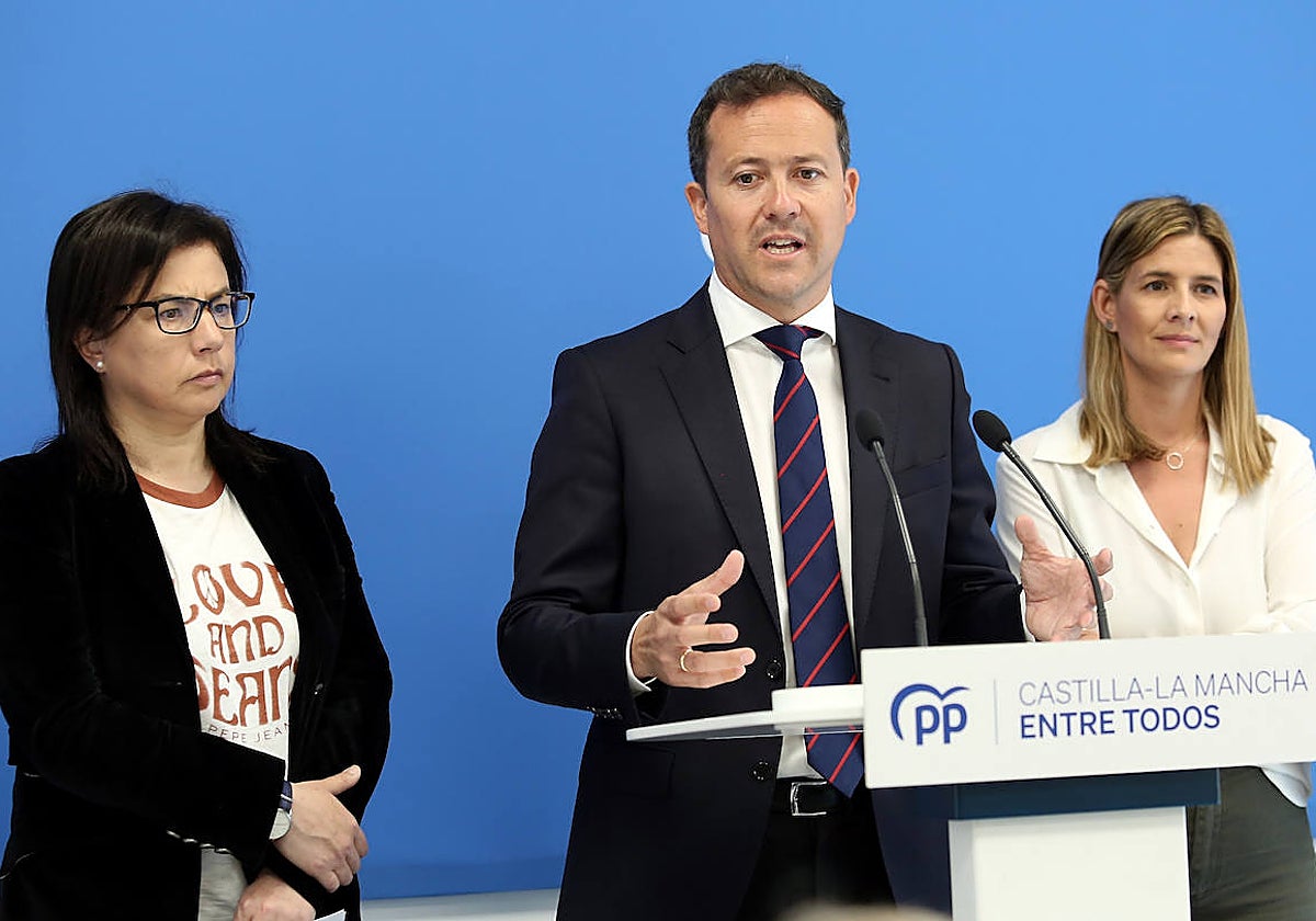 Carlos Velázquez, en el centro, durante la rueda de prensa celebrada este viernes en Toledo