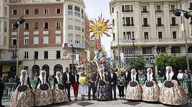 Autoridades junto a mujeres ataviadas de trajes típicos