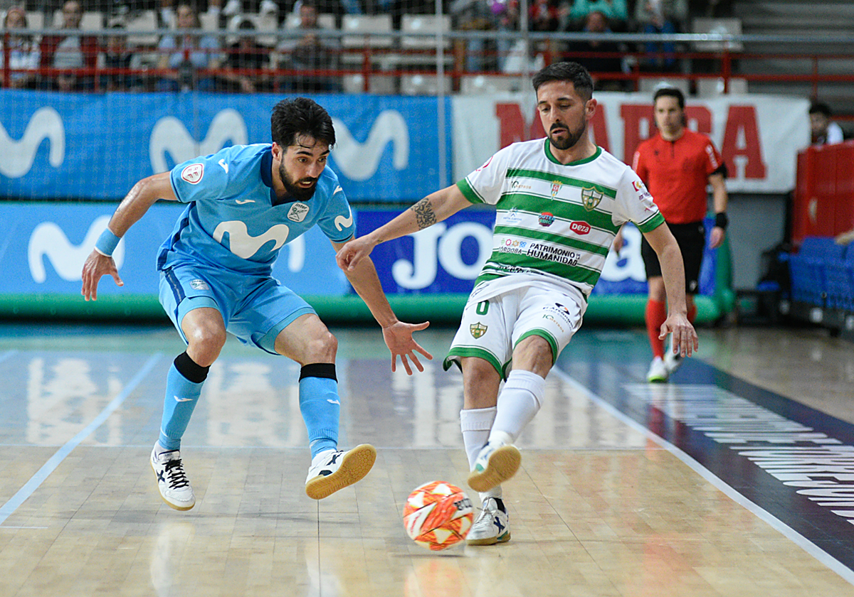 Jesulito golpea el balón durante una acción del encuentro en el pabellón Jorge Garbajosa