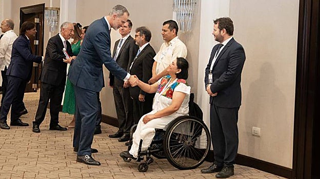 El Rey saluda a miembros del programa iberoamericano de discapacidad