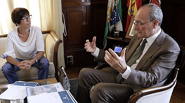 Gámez, junto al alcalde de Málaga, Francisco de la Torre, que la derrotó dos veces en las urnas