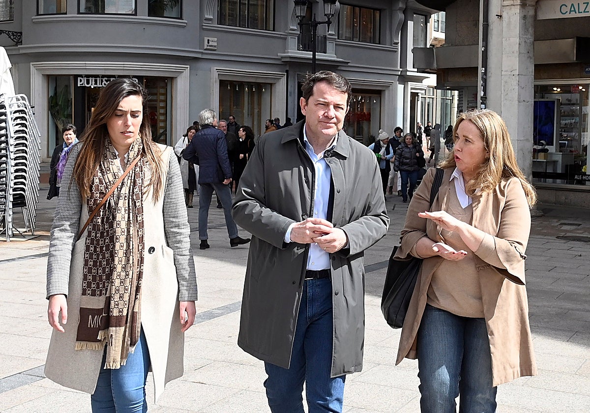 Alfonso Fernández Mañueco, este viernes en Burgos, donde ha apoyado a la candidata del PP a la Alcaldía de la capital, Cristina Ayala -derecha-