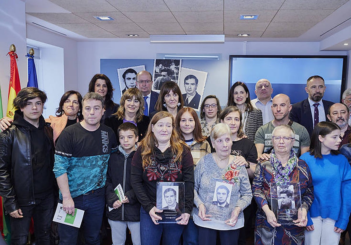 Los familiares de los tres jóvenes asesinados posan durante el homenaje celebrado en Vitoria