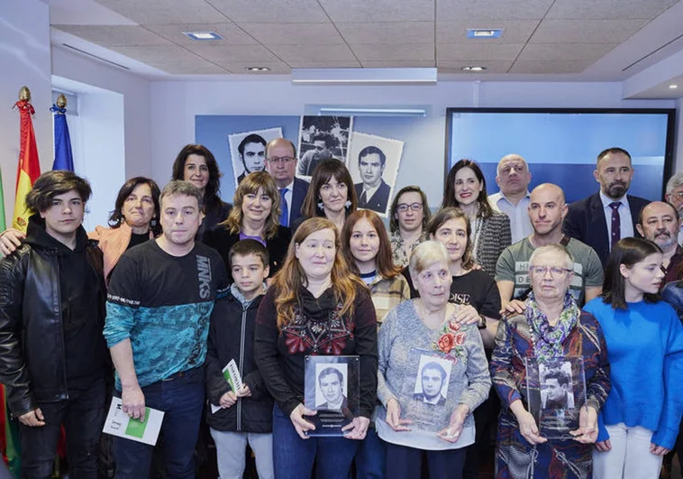Familiares e instituciones vascas exigen a ETA que cuente dónde están los tres jóvenes gallegos que asesinó en 1973