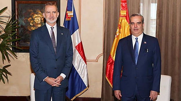 Felipe VI se reúne con el presidente dominicano, Luis Abinader, en una reunión bilateral previa a la Cumbre Iberoamericana