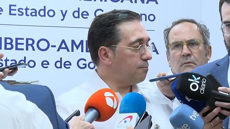 Albares pregunta a Feijóo si con sus palabras pretende que España "deje vacía su silla" y "deje solo al rey"