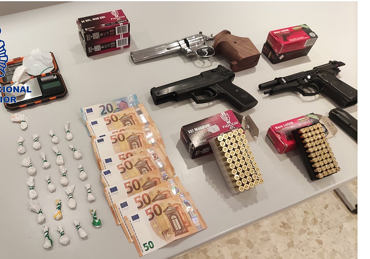 Cocaína, dinero y armas intervenidas a la familia detenida por la Policía Nacional.