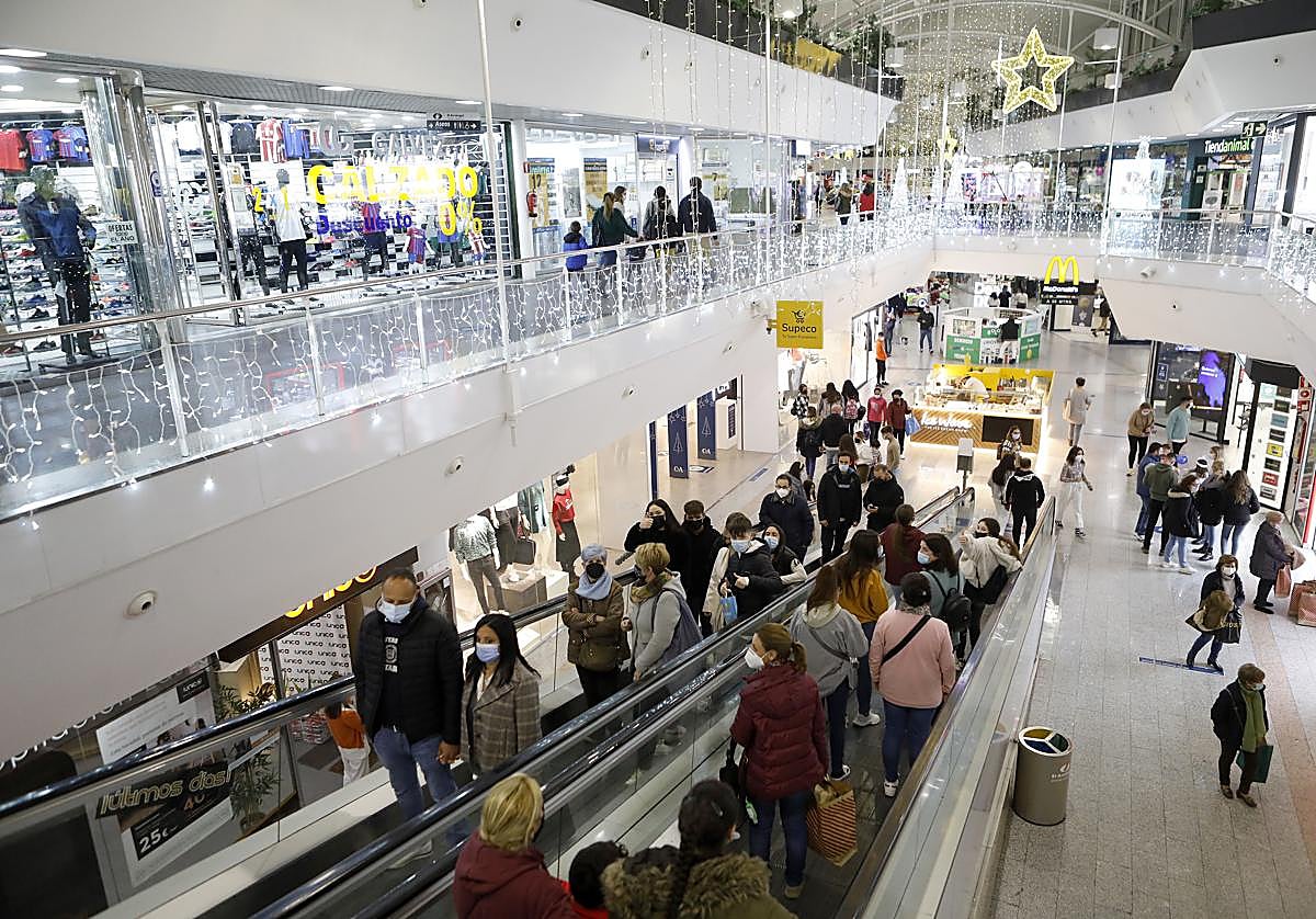 Interior del Centro Comercial El Arcángel, que abrirá sus puertas por la ZGAT