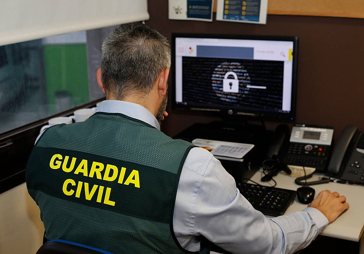 Agente de la Guardia Civil especializado en ciberdelincuencia en una imagen de archivo