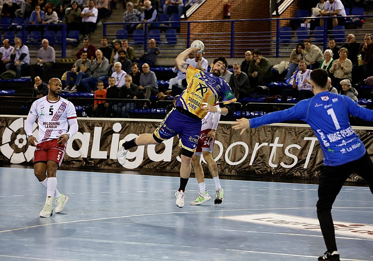 Javi García realiza un disparo a puerta durante el partido