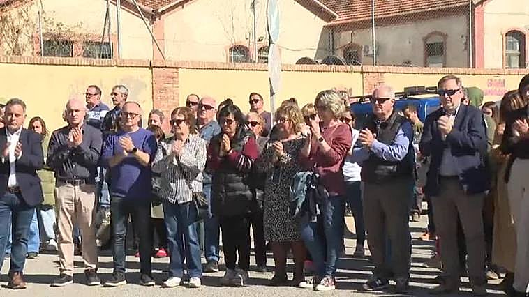 Emocionado minuto de silencio por Marina frente a la residencia de ancianos donde trabajaba