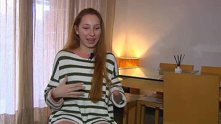 Una estudiante vende pulseras artesanales en internet para pagarse una mano biomecánica