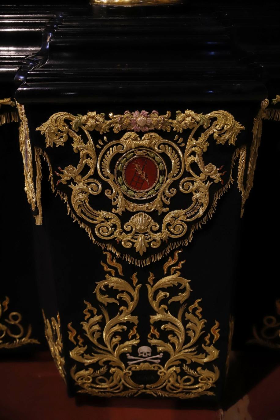 Los nuevos faldones del paso del Cristo de Ánimas de Córdoba, en imágenes