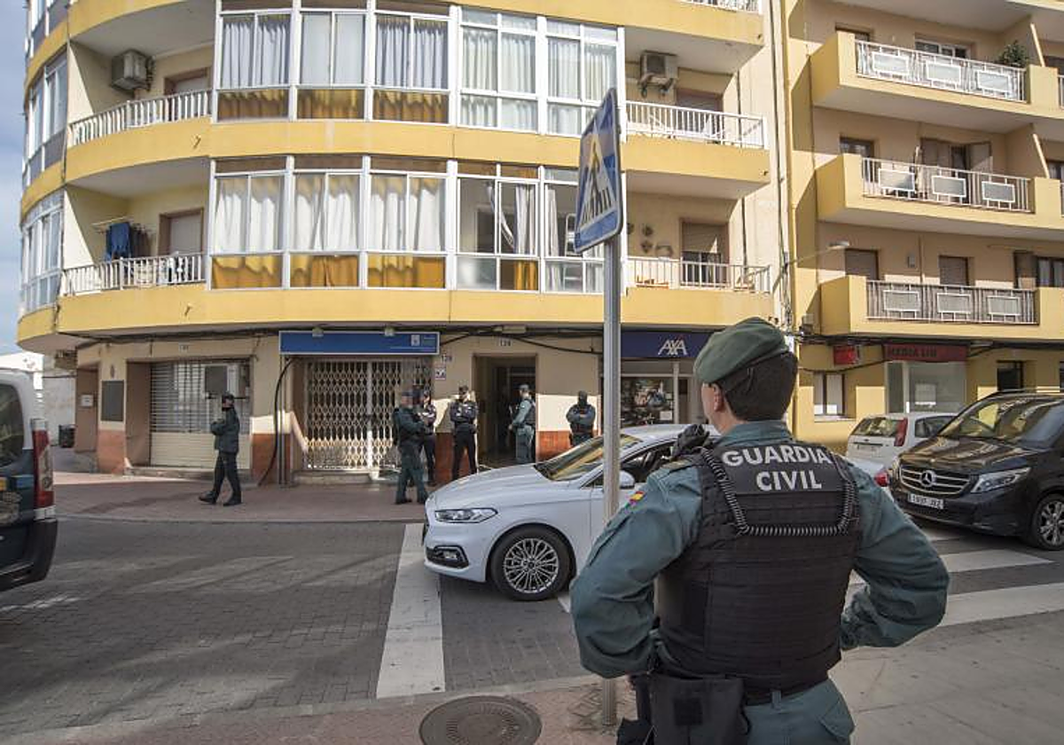Agentes de la Guardia Civil, en una operación antidroga en Mahón, esta semana