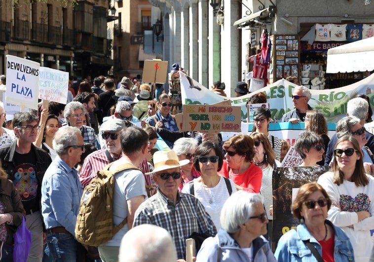 Más de 60 organizaciones se manifiestan en Toledo por la recuperación de los ríos de la cuenca del Tajo