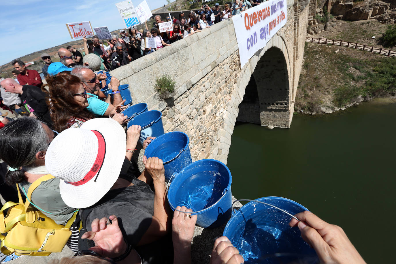 El éxito de la manifestación de Toledo en defensa del Tajo, en imágenes