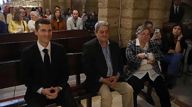El hermano mayor de Ánimas, José Ignacio Aguilera, junto a José Aguilera y Rosario Castelló