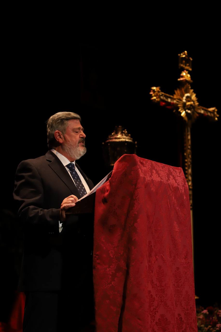 El pregón de Semana Santa de Francisco Román en el Gran Teatro de Córdoba, en imágenes