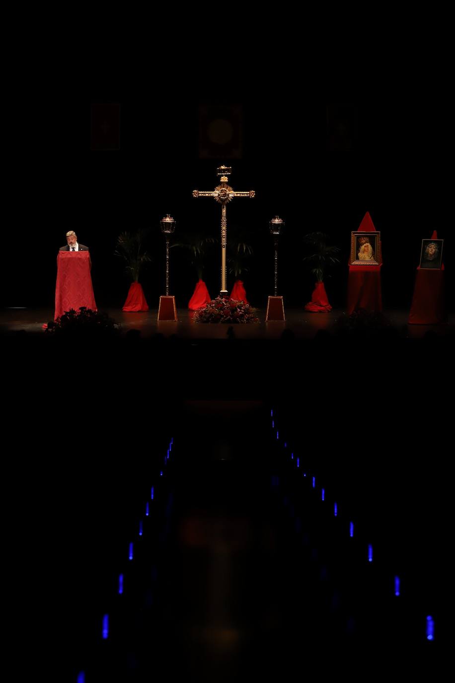 El pregón de Semana Santa de Francisco Román en el Gran Teatro de Córdoba, en imágenes