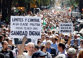 Miles de personas colapsan Málaga en la manifestación por la sanidad