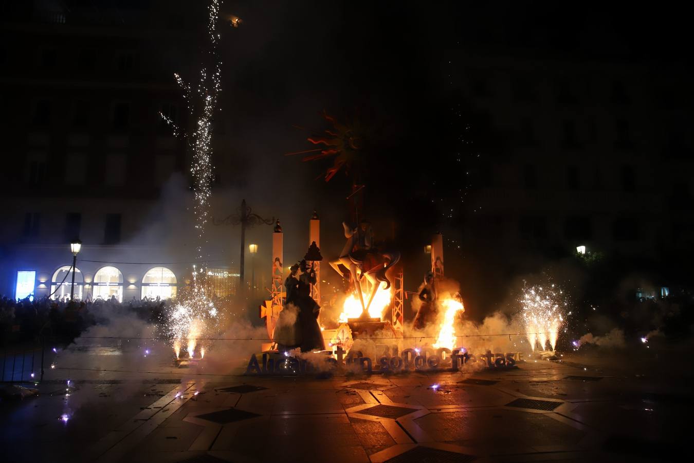 Fotos: Córdoba arde en Las Tendillas con la &#039;cremá&#039; alicantina