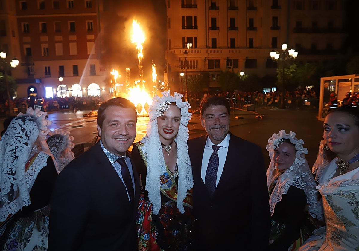 Los alcaldes de Córdoba y Alicante junto a la reina de las Bellezas alicantinas ante la hoguera