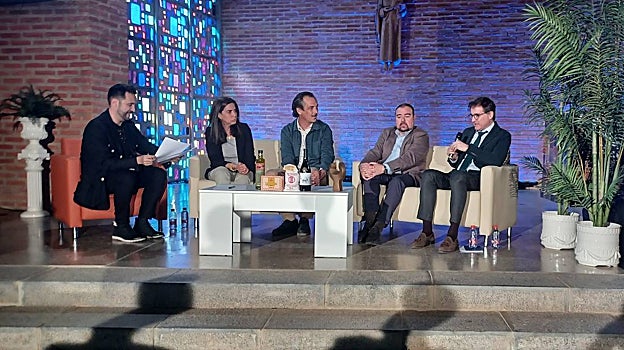 Componentes de una de las mesas de la jornada de turismo de Hellín