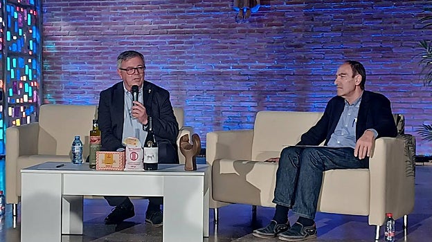 El alcalde de Hellín y el delegado provincial de Economía, Empresas y Empleo