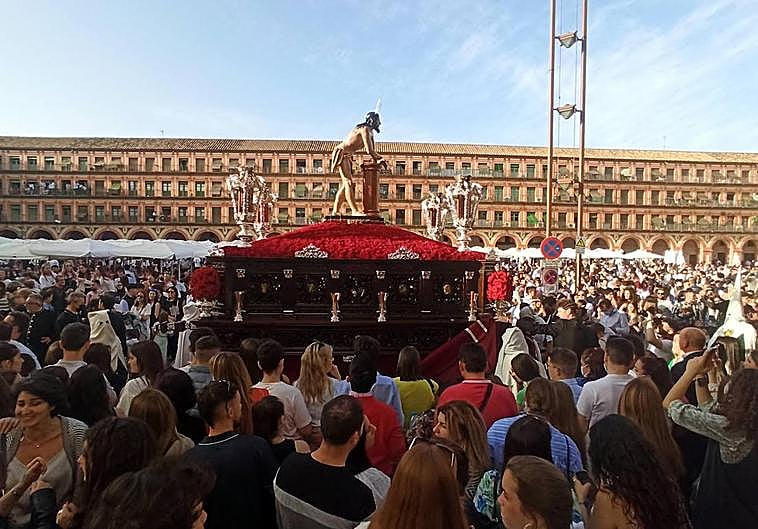 El Señor Amarrado a la Columna avanza por la Corredera en la última Semana Santa