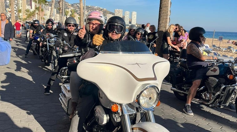 Motos, coches y un camión americanos sonaron como un trueno en Benidorm en memoria de las víctimas en carretera