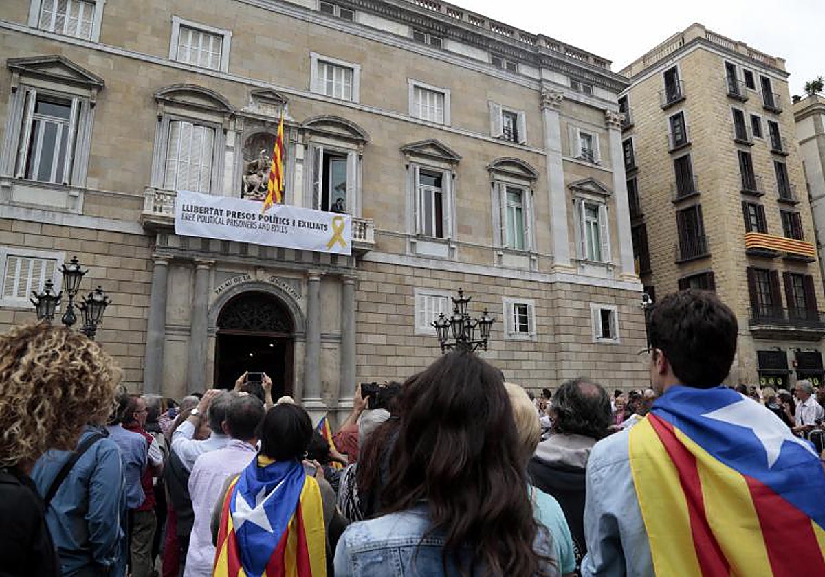 Concentración independendista ante el Palau de la Generalitat, con la pancarta objeto del litigio
