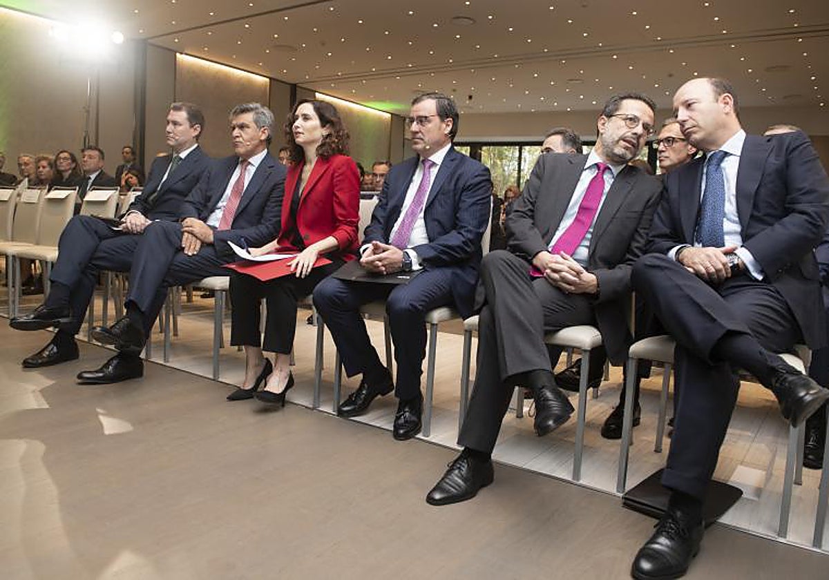 La presidenta de la Comunidad de Madrid, Isabel Díaz Ayuso, y el consejero de Economía, Javier Fernández Lasquetty en un encuentro con el sector financiero este lunes PRE