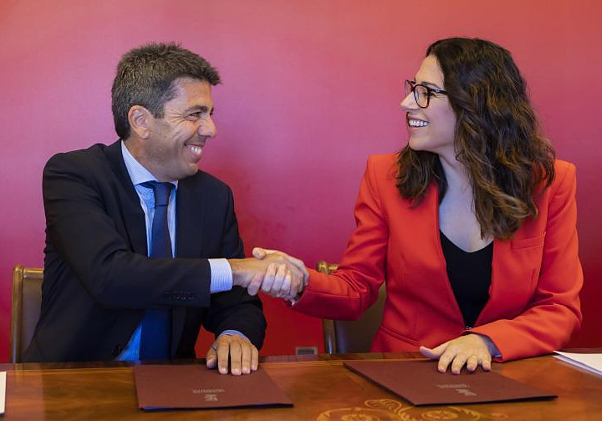 Carlos Mazón y Aitana Mas, en la firma de la declaración institucional.