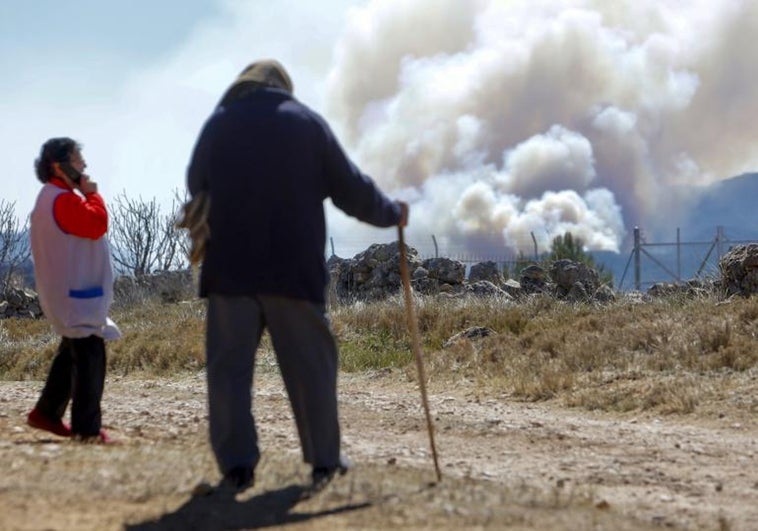 El incendio en Castellón rebrota, arrasa 4.300 hectáreas en 50 kilómetros de perímetro y obliga a evacuar otras tres localidades