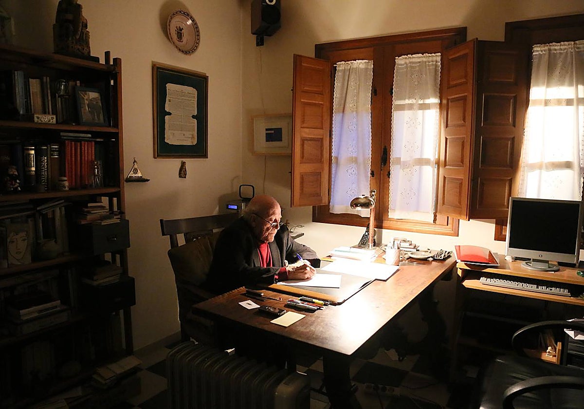 José Jiménez Lozano, en su casa de Alcazarén