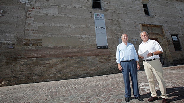 Fuentes, a la derecha, en julio de 2017 en una rueda de prensa denunciando el retraso del convento Regina