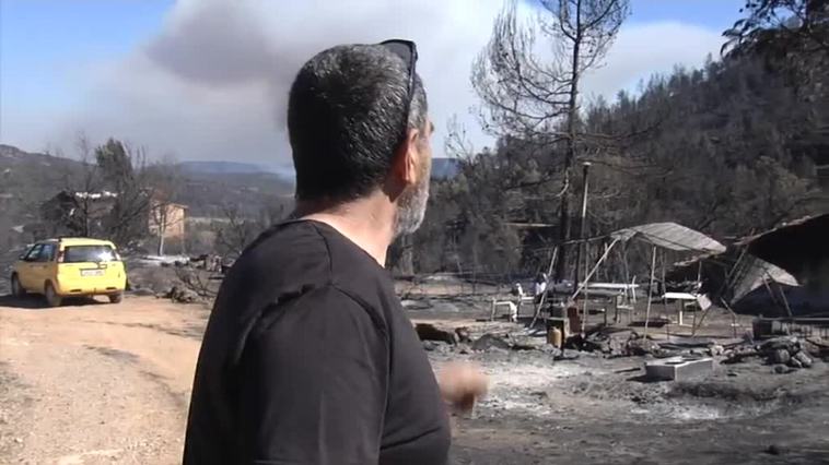 El incendio devora cinco masías habitadas en la barriada de La García de San Agustín en Teruel