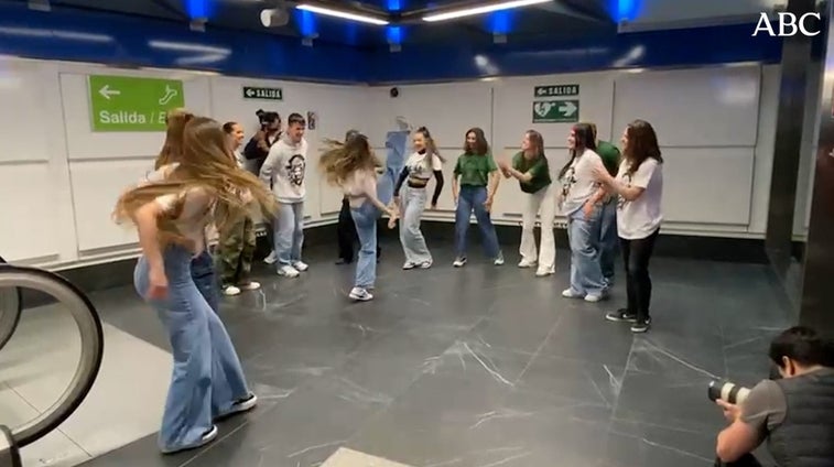 Los artistas de Malinche irrumpen en la estación de Gran Vía con una actuación musical y de baile