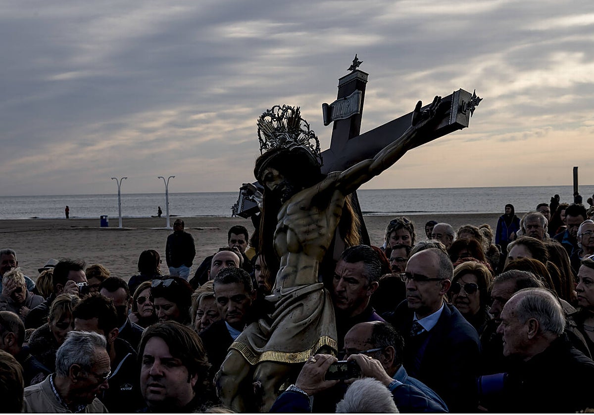 Imagen del traslado del Cristo del Salvador a la playa del Cabanyal de Valencia