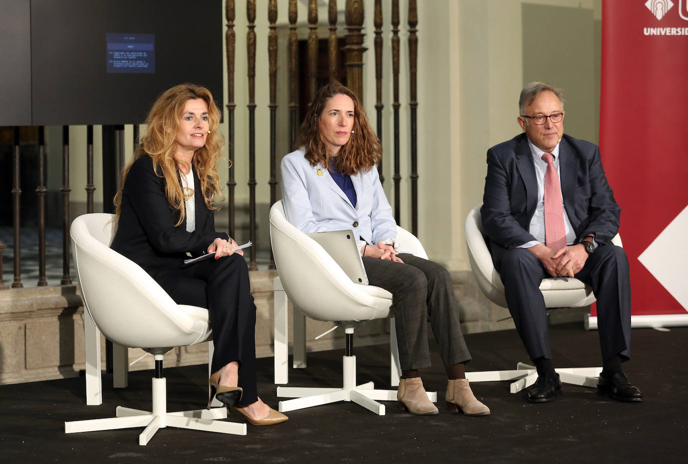 Mesa redonda sobre 'Lo que no hacen los robot', moderada por la jefa de sección de ABC Familia, Laura Peraita. Han participado Laura Aulló González, psicóloga sanitaria y terapeuta de Familia, y David Granados, senior director Lion Bridge, experto en IA