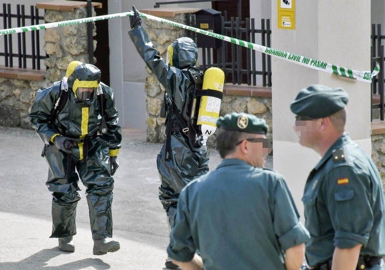 Los gases de un plaguicida filtrados a la casa pudieron causar la muerte de un hijo y su madre en un pueblo de Segovia