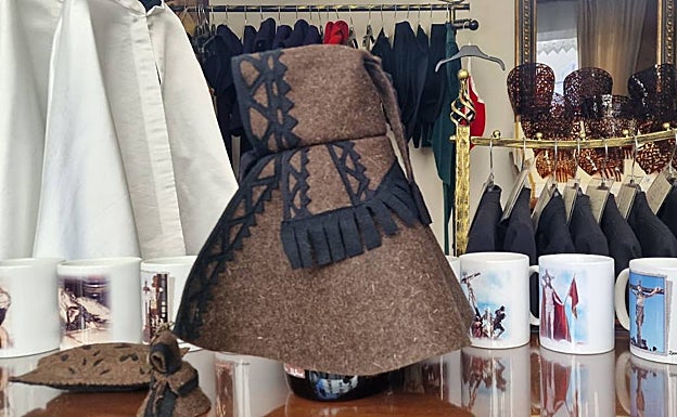 Tazas, imanes, dedales y cofrades de fieltro conviven en las tiendas de Zamora dedicadas a los atuendos de las cofradías