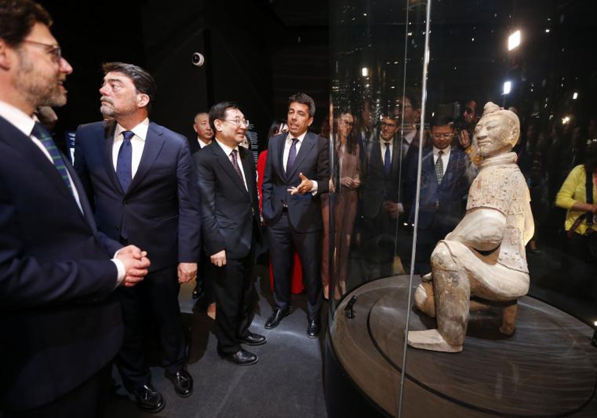 Carlos Mazón conversa con el ministro de Cultura y Turismo chino, Hu Heping, en la visita a la exposición