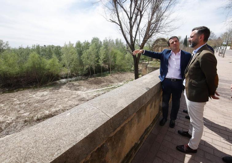 El alcalde de Córdoba, junto al consejero de Medio Ambiente, con la Noria de la Albolafia atrás